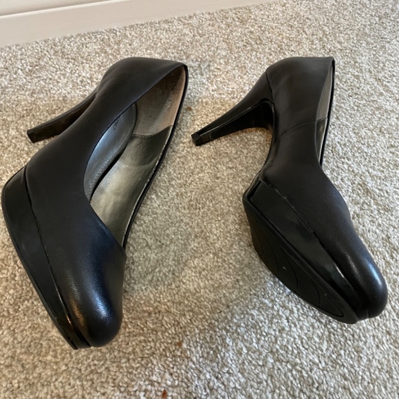 Bandolino Pumps - Leather Uppers - 8.5 - Picture 4 of 4